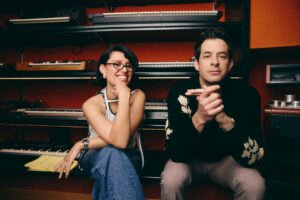 Mark Ronson y RAYE capturan la magia de la música en «Suzanne»