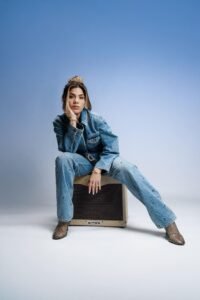 Joze, la artista latina que renace con un sonido entre épocas y una historia de resiliencia