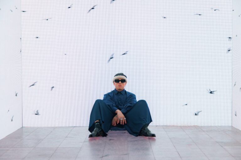 FMK apuesta por una narrativa introspectiva en “5AM”