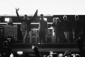 Oasis lanza “Slide Away” en vivo tras su regreso a los escenarios