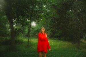 Paz Carrara adelanta su nuevo EP con «La jaula»