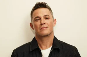 Alejandro Sanz se une a Carín León para reversionar “El Vino de Tu Boca”