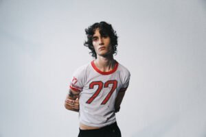 sombr presenta su álbum debut 'I Barely Know Her'