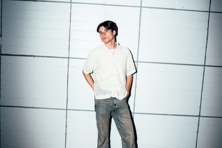 Babethoven debuta con “Young Feather”: una oda melancólica a la era digital