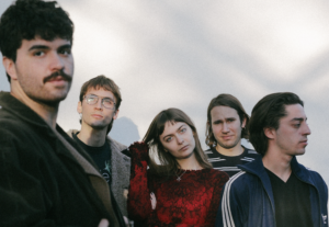 Cabezas de Remolino presenta su nuevo EP 'Flores Rojas'