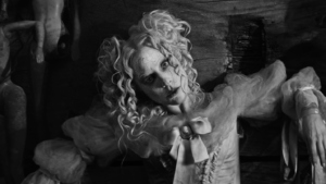 Lady Gaga estrena el video de "The Dead Dance" con Tim Burton y anticipa su regreso a los VMA