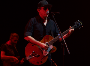 Andrés Calamaro en Buenos Aires: invitados especiales, referencias a Oasis y un cierre con Maradona 