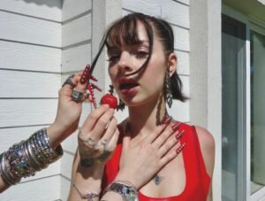 Hana Fox lanza "Hola Wachito", un himno para las chicas