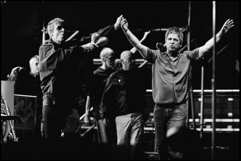 Oasis vino y venció en Buenos Aires con su rock and roll futbolero