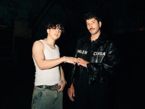 Sebastián Yatra presenta "La Fkn Vibra" junto a Xavi