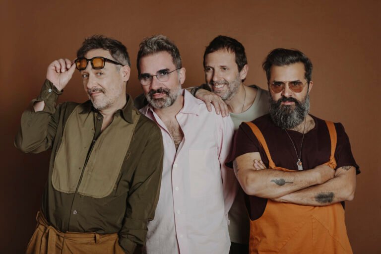 Love of Lesbian: "No cambiamos opiniones, somos el termómetro de una época"