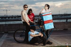 Bombones Surtidos adelanta su nuevo EP con "Celular de Dios"