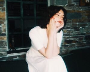 Hannah Storm anunció el estreno de su álbum debut con el single "Special"