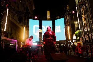 Una multitud disfrutó de las canciones de Luz Gaggi en Calle Corrientes