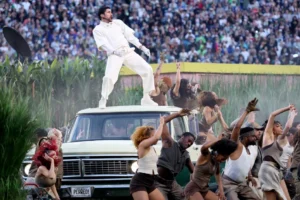 Bad Bunny transmite mensaje "juntos somos américa" durante show de medio tiempo con Lady Gaga, Ricky Martin y más 