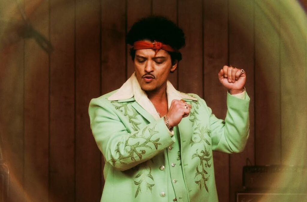 Bruno Mars asciende en los charts latinos de Billboard con 'Lo arriesgo todo'