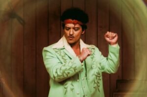 Bruno Mars celebra el lanzamiento de 'The Romantic' en un monumento icónico de Buenos Aires