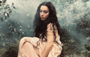 Charli XCX compuso un disco gótico para la nueva adaptación de 'Wuthering Heights'