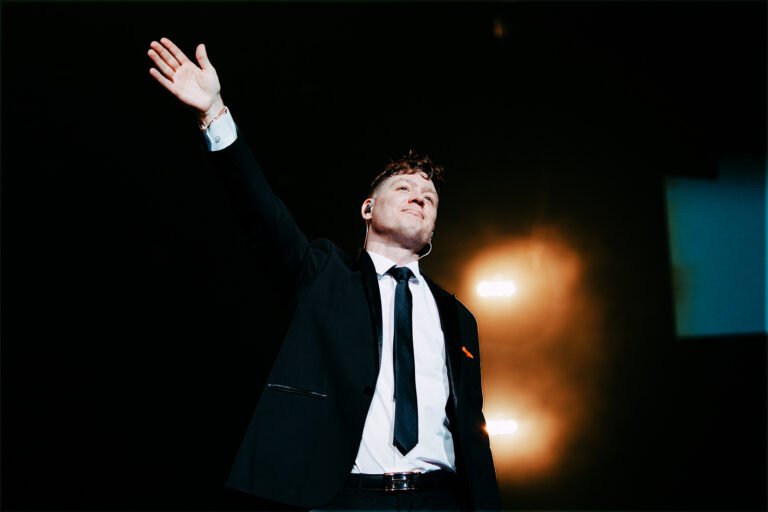 Track x Track: Emanero presenta 'Todo por un beso'