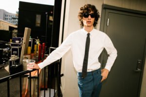 SOMBR lanza "Homewrecker", su primer sencillo tras el debut en los Premios Grammy