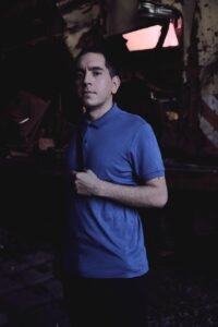 Minau, el productor que fusiona la academia y la música electrónica en 'Parallel Dimensions'