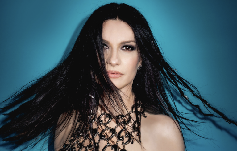 Laura Pausini se sincera sobre la ‘presión’ de la fama, cómo la cambió la maternidad y el ‘maravilloso’ mensaje de Bad Bunny