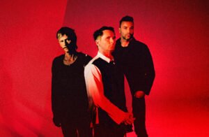 Muse lanza "Be With You" y anuncia su nuevo álbum