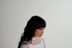 Mora Navarro convierte el desapego en pop en "La Cura"