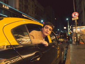 Joaco Burgos estrena "Poder", una oda a Buenos Aires