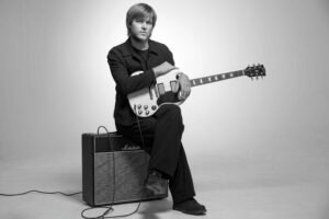 Benjamín Amadeo presentó "Mil disparos" y anunció su gira 2026