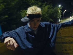 Tobika captura el pulso de la noche en "Dos Horas"