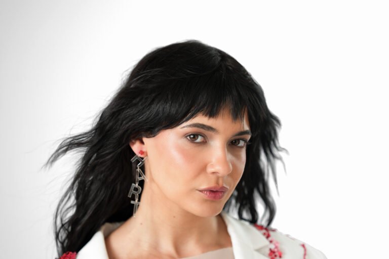 Mora Navarro presenta su nuevo álbum 'RH Revolución Humana'