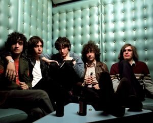 The Strokes anticipa su próximo disco, 'Reality Awaits', con la canción "Going Shopping"