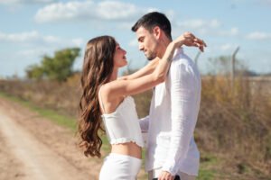 Agus Bernasconi y Yami Safdie se unen en "Besos en Pausa"