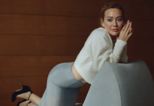 Hilary Duff reúne nuevas versiones de sus canciones más conocidas en 'Mine'