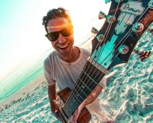 Todd Carey expande su sonido en "Beach Towel" junto a Cisco Adler y Kash'd Out