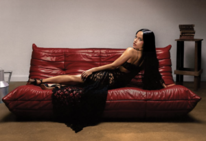 Becky G anuncia su nuevo álbum 'BARAJA BENDITA' y presenta "PATRONA"