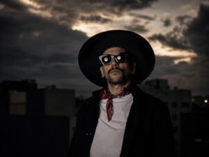 Bobby Zaga presenta "Hiperventilado", una canción sobre la ansiedad de vivir en un mundo hiperconectado