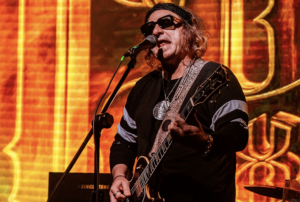 Caras Extrañas presentó una versión en vivo de "Así es el Rock and Roll"