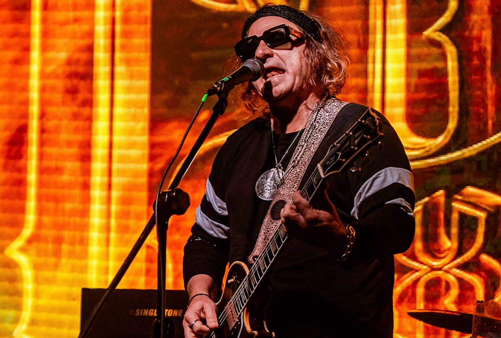 Caras Extrañas presentó una versión en vivo de “Así es el Rock and Roll”