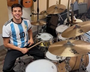 Conocé a Alan D'Auria, desde Buenos Aires a ser batería con giras internacionales