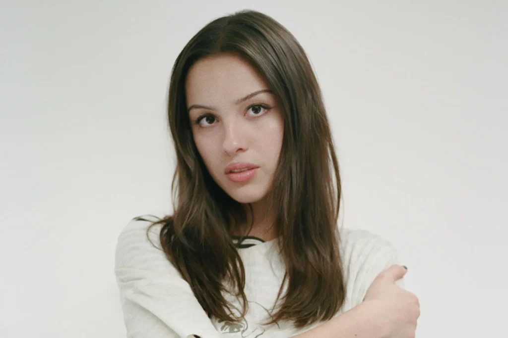 Olivia Rodrigo logra su tercer álbum N.º 1 en el Billboard 200 con 'You Seem Pretty Sad for a Girl So in Love'