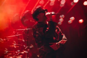 The Strokes estrenó el videoclip de "Going Shopping", protagonizado por Walton Goggins