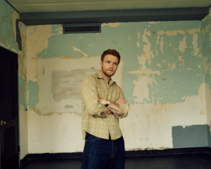 Alex Warren anuncia su nuevo álbum y lanza "Passenger"