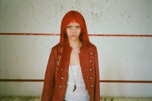 AKRIILA presenta "roger", un nuevo adelanto de su esperado álbum