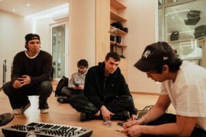 Fred Again y Latin Mafia transmiten en vivo la creación de un mixtape conjunto
