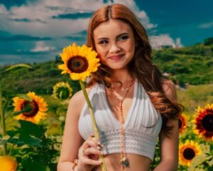 Elena Sofía: "Quiero que el público se sienta identificado con mis canciones"