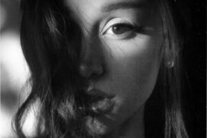 Ariana Grande presenta 'petal' en medio de su regreso a los escenarios