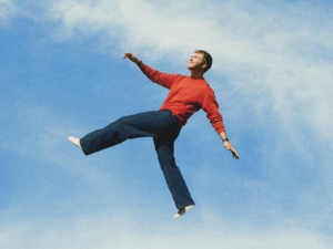 Alex Warren lanza "Rescuer" antes de la salida de 'Wildchild'