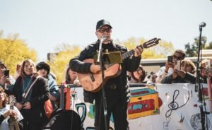León Gieco emocionó en el Hospital Borda con una versión colectiva de "Solo le pido a Dios"